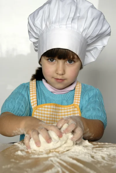 Menina cozinhando uma pizza em uma cozinha.Menino em uma cozinha . — Fotografia de Stock