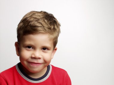 Beyaz anlamlı ve mutlu küçük çocuk portresi.