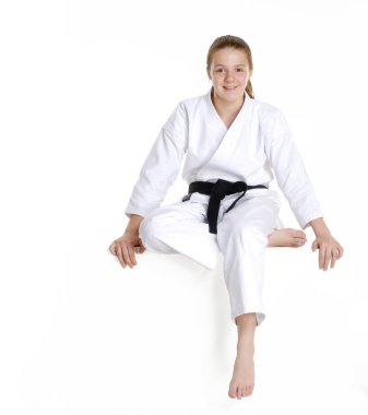Dövüş sanatları kız portrait.karate kız portrait.martial sanat ve karate kid portrait.sitting beyaz küp üzerinde.