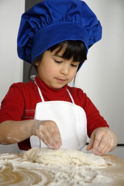 küçük kız kitchen.little çocuk kitchen.little çocuk bir mutfakta pizza pişirme kitchen.little kız pizza pişirme.