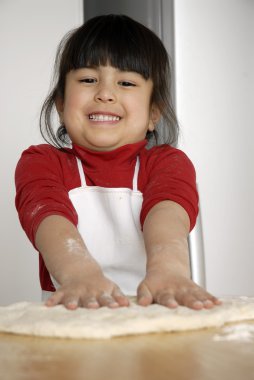 küçük kız kitchen.little çocuk bir mutfakta pizza pişirme.
