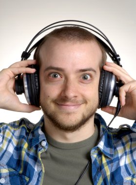 genç adam istimal Headphones, dj müzik dinleme.