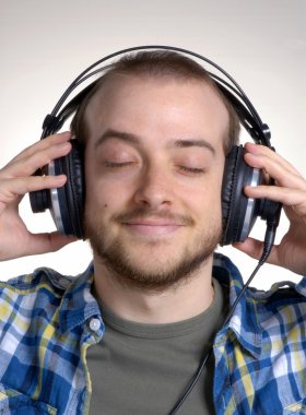 genç adam istimal Headphones, dj müzik dinleme.