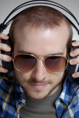 genç adam istimal Headphones, dj müzik dinleme.