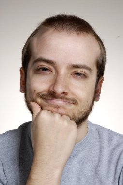 anlamlı ve mutlu genç adam portrait.man dikkat.