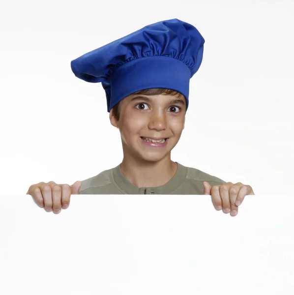 Piccolo chef bambino in possesso di un pannello bianco e cucchiaio di legno . — Foto Stock