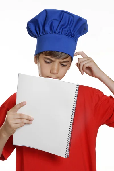 Piccolo chef bambino in possesso di un libro di note su sfondo bianco . — Foto Stock