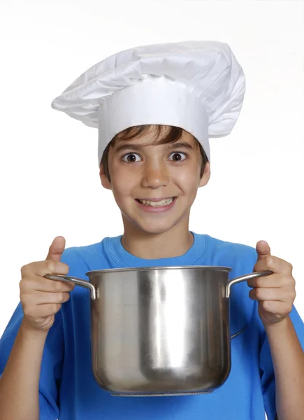 Kleine jongen chef-kok bezit een pan op witte background.child houden een gebruiksvoorwerp keuken. — Stockfoto