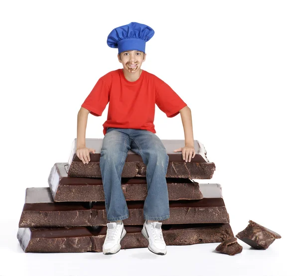 Ragazzino su barrette di cioccolato, bambino che mangia cioccolato . — Foto Stock