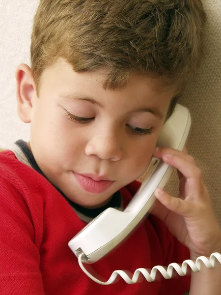 Um miúdo a falar ao telefone. . — Fotografia de Stock