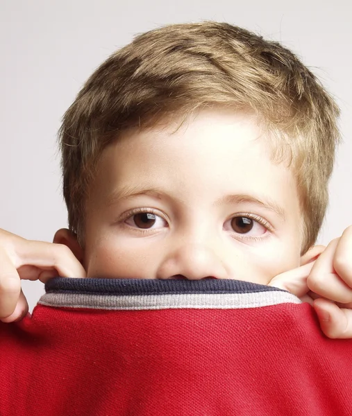 Ausdrucksstarkes und lustiges Kinderporträt. Ausdruck eines kleinen Kinderporträts, das die Nase bedeckt. — Stockfoto