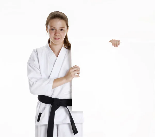 Chica de artes marciales sosteniendo un retrato de niña panel.karate blanco sosteniendo un retrato panel.Martial artes y karate niño . —  Fotos de Stock