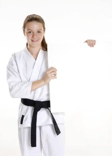Harcművészeti girl gazdaság egy fehér panel.karate lány, álló holding egy panel.martial arts és a karate kid portré. — Stock Fotó