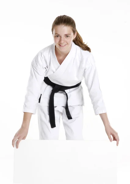 Chica de artes marciales sosteniendo un retrato de niña panel.karate blanco sosteniendo un retrato panel.Martial artes y karate niño . —  Fotos de Stock