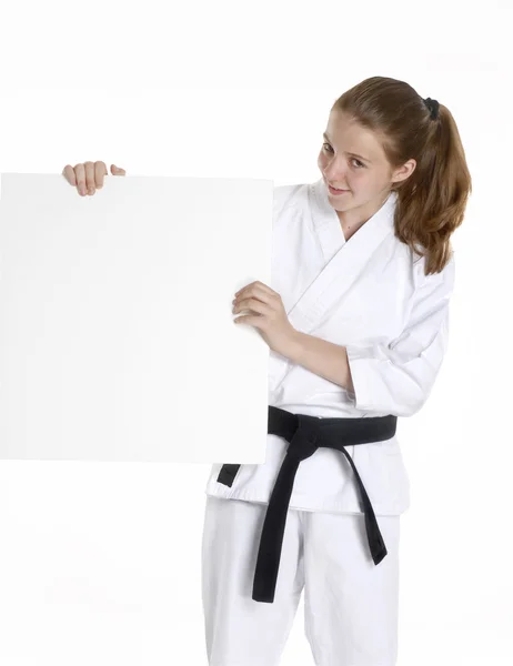 Menina das artes marciais segurando um retrato branco da menina panel.karate segurando um panel.Martial artes e retrato do miúdo do karate . — Fotografia de Stock