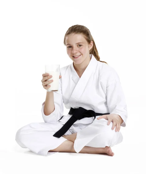 Kampsport flicka stående dricka mjölk glas, karate tjej portrait.martial konst och karate kid porträtt. — Stockfoto