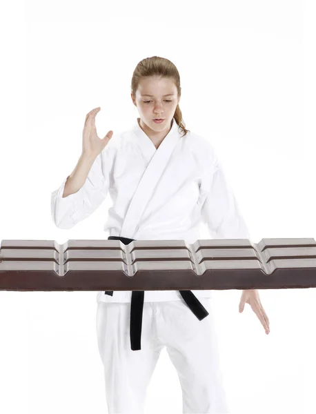 Chica de artes marciales rompiendo un retrato de niña bar.karate chocolate. Artes marciales y retrato de niño karate . —  Fotos de Stock