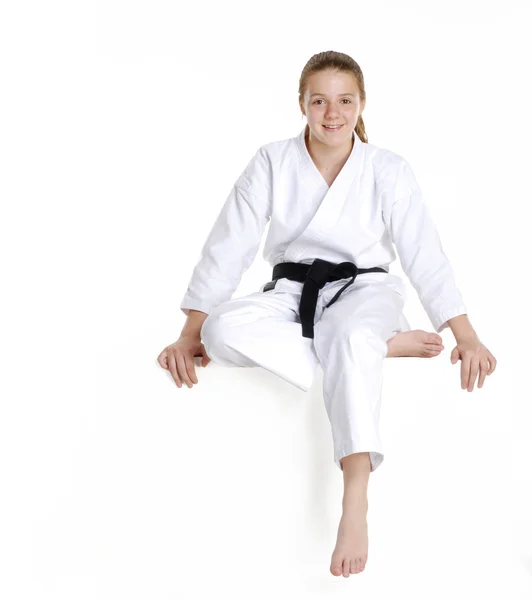 Retrato de niña de artes marciales. Retrato de niña de karate. Artes marciales y retrato de niño de karate. Sentada sobre cubo blanco. . —  Fotos de Stock