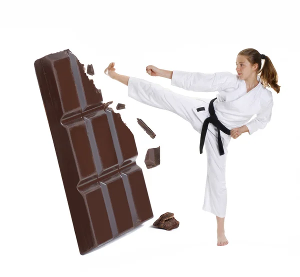 Chocolate.karate 少女 portrait.martial 芸術および空手の子供の肖像画のバーを破って武道の女の子. — ストック写真