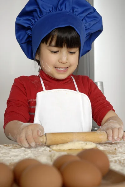 Bambina che cucina una pizza in cucina.Bambina in cucina.Bambina che cucina una pizza in cucina.Bambina in cucina . — Foto Stock