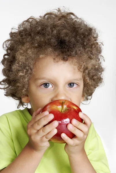 Petit enfant tenant une pomme rouge, mangeant de la pomme . — Photo