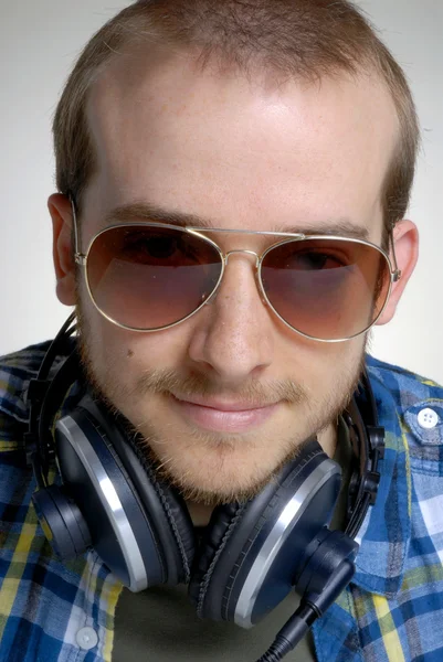 Mladý muž pomocí sluchátek, poslech hudby dj. — Stock fotografie