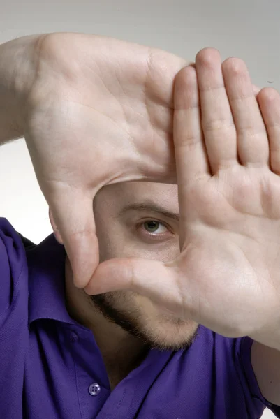 Bonito homem mostrando emolduramento gesto mão . — Fotografia de Stock