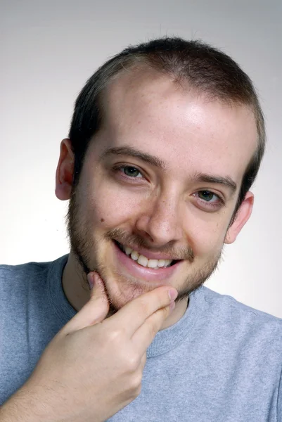 anlamlı, mutlu ve taze genç adam portresi