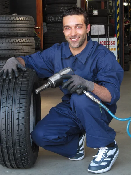 Un jeune homme travaillant dans le garage — Photo