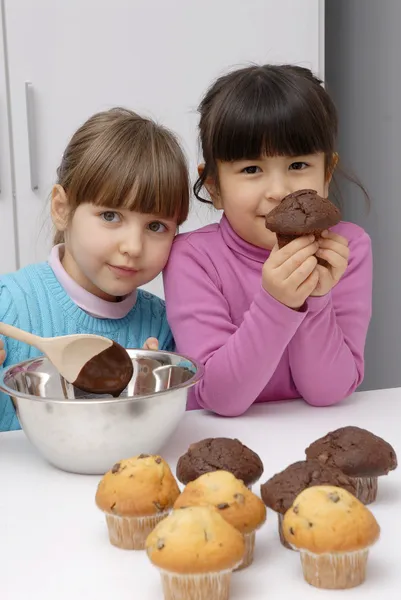 Little girls cooking chocolate and vanilla cakes. — Stock Photo, Image