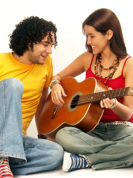 年轻夫妇和一把吉他唱歌 — 图库照片