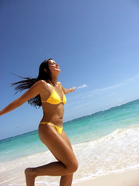 Feliz joven latina corriendo en la playa . —  Fotos de Stock
