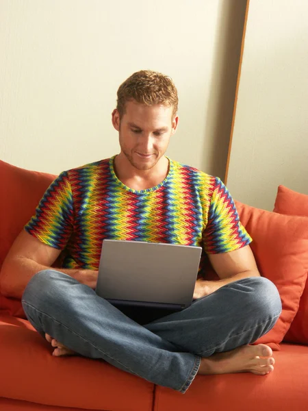 Jovem usando um computador em casa . — Fotografia de Stock