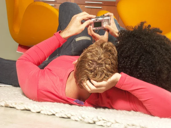 Jovens amigos desfrutando juntos em uma sala de estar . — Fotografia de Stock