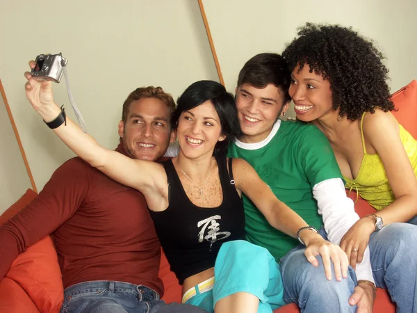 Jóvenes amigos disfrutando juntos en una sala de estar . — Foto de Stock