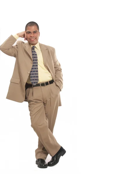 Портрет молодого латиноамериканского бизнесмена на белом фоне . — стоковое фото