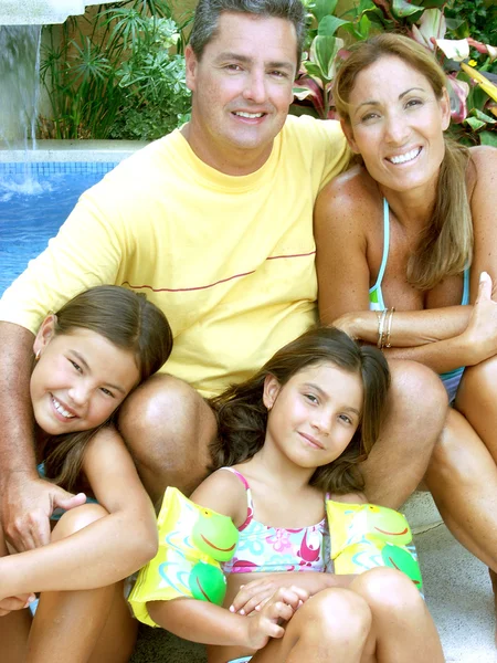 Família por piscina — Fotografia de Stock