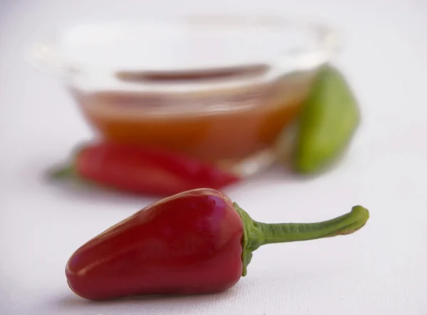 Pepperoni i gorącym sosem chili — Zdjęcie stockowe