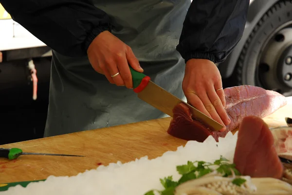 Cortar um pedaço de carne fresca — Fotografia de Stock