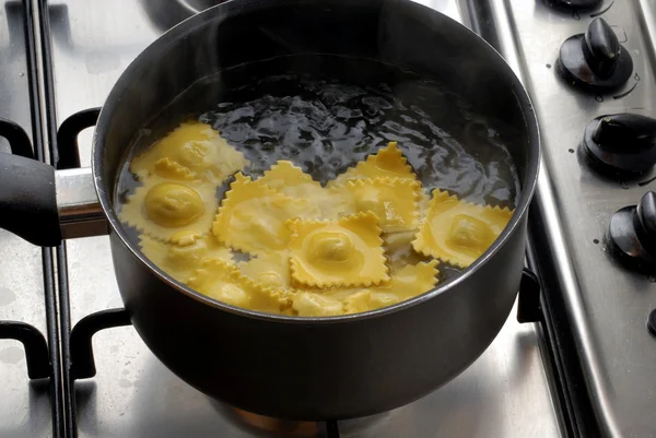 Кипячение макарон на сковороде — стоковое фото