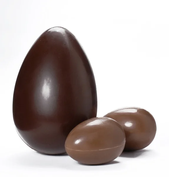 Choklad påsk ägg på vit bakgrund — Stockfoto