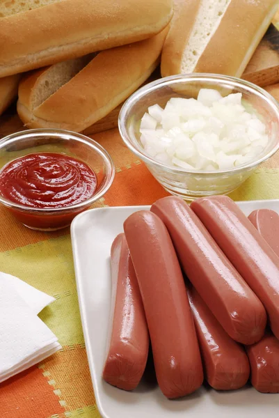 Salsichas de par e possuidor, ketchup, em pães de iões e cachorros-quentes — Fotografia de Stock