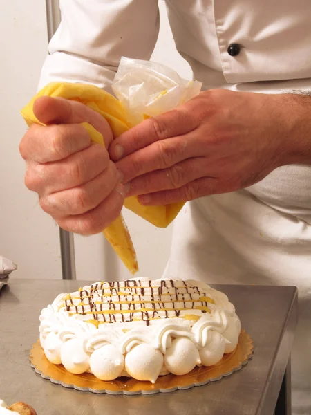 Chef mãos preparando chocolate branco e bolo de creme — Fotografia de Stock