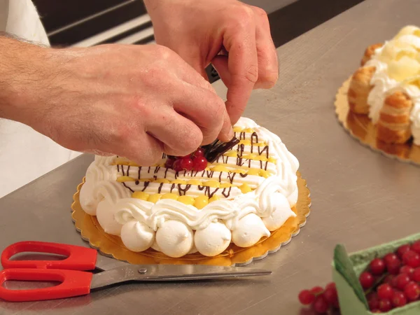 シェフの手準備中の白いチョコレートおよびクリームのケーキ — ストック写真