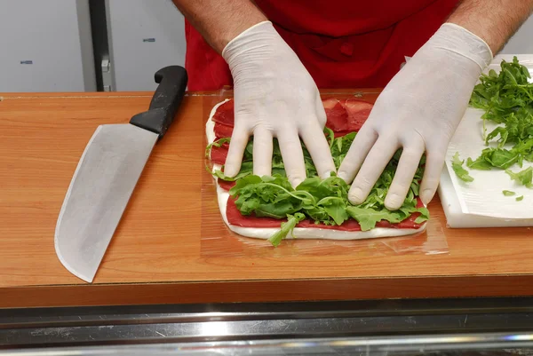 Hand bereitet gerollte Sandwichverpackung vor — Stockfoto