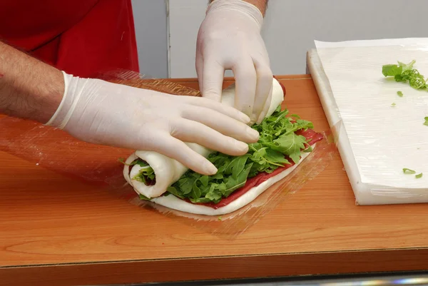 Voorbereiding van de hand gerold sandwich wrap — Stockfoto