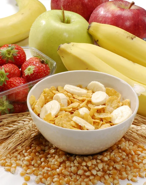 Cereali corn flakes e frutta ingredienti sfondo — Foto Stock