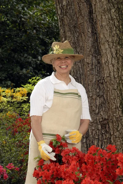 Mid volwassen vrouw tuinieren. — Stockfoto