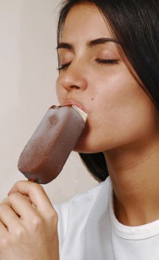 Çikolatalı dondurma yeme genç bir kadın. kadın ona dondurma keyfi.