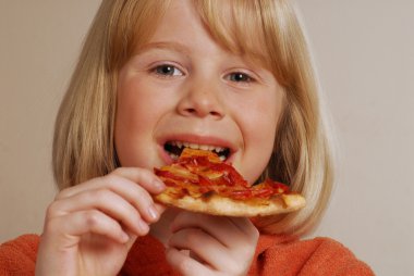 Pizza Yiyen Küçük Kız